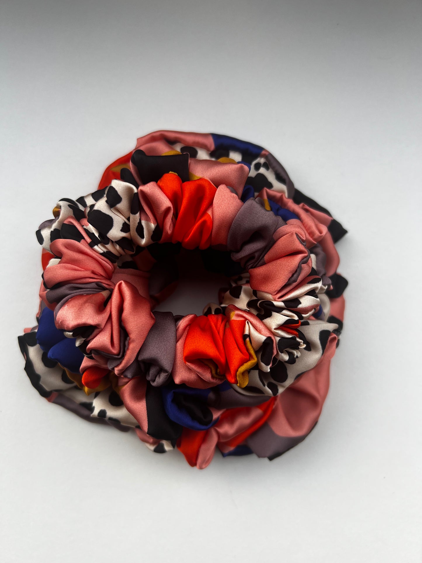 Scrunchie in seta a stampa astratta – Design moderno multicolore