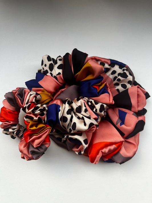 Scrunchie in seta a stampa astratta – Design moderno multicolore