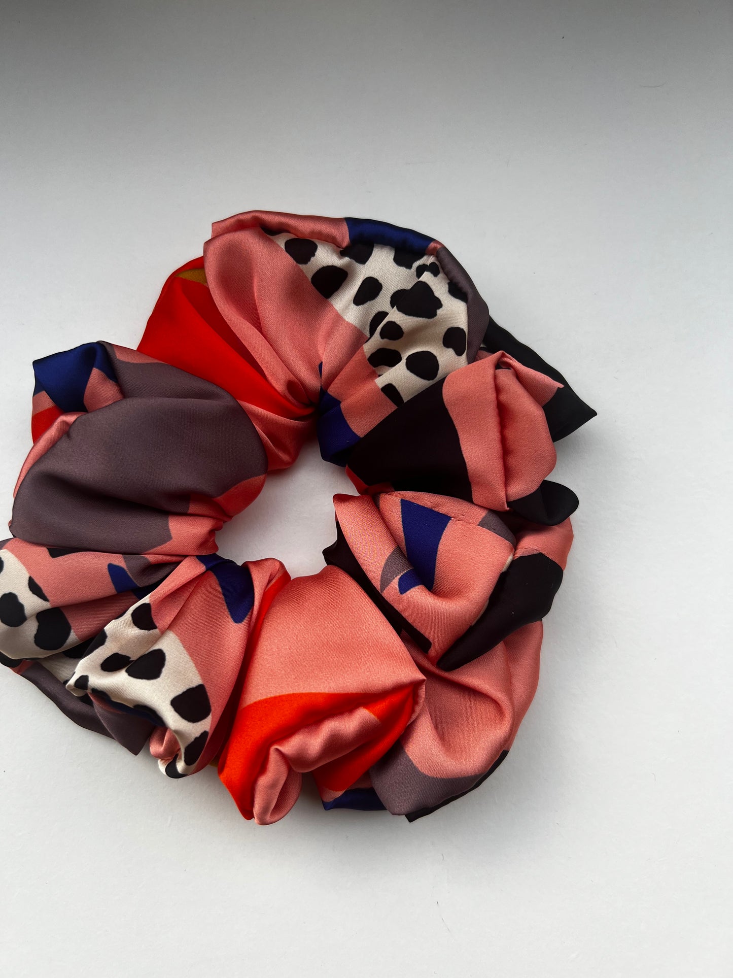 Scrunchie in seta a stampa astratta – Design moderno multicolore