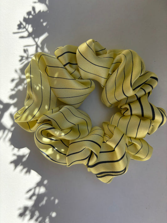Scrunchie Sunny Stripes – Giallo con Righe Nere