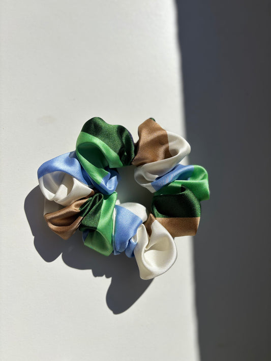 Scrunchie in Raso Multicolore – Eleganza Naturale