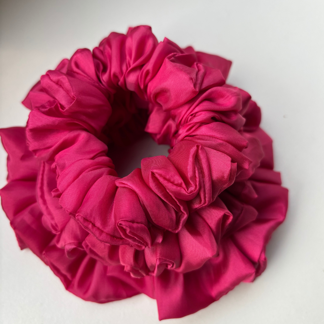 Scrunchie in Raso Rosa Shocking -Accessorio per Capelli    Morbido e alla Moda