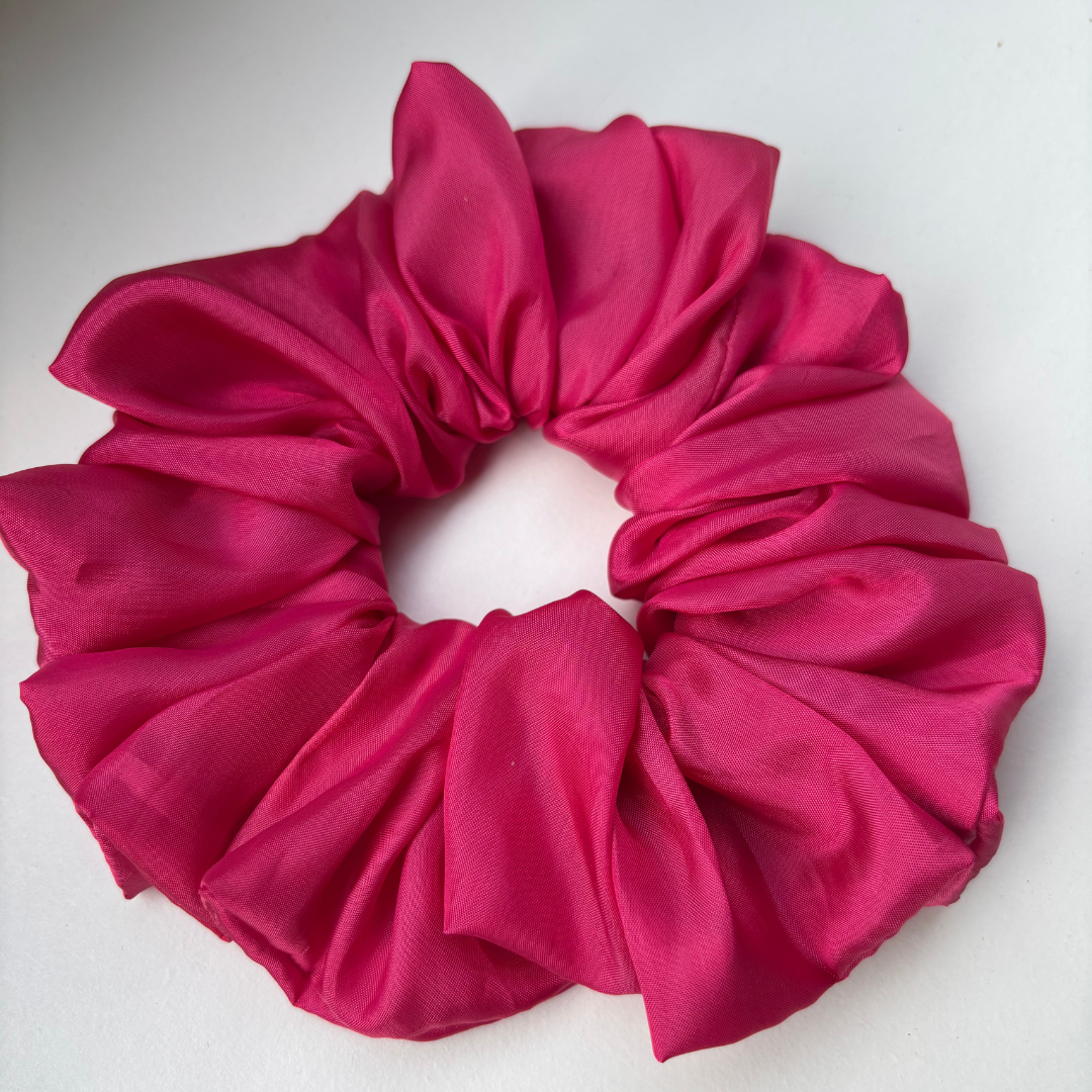 Scrunchie in Raso Rosa Shocking -Accessorio per Capelli    Morbido e alla Moda