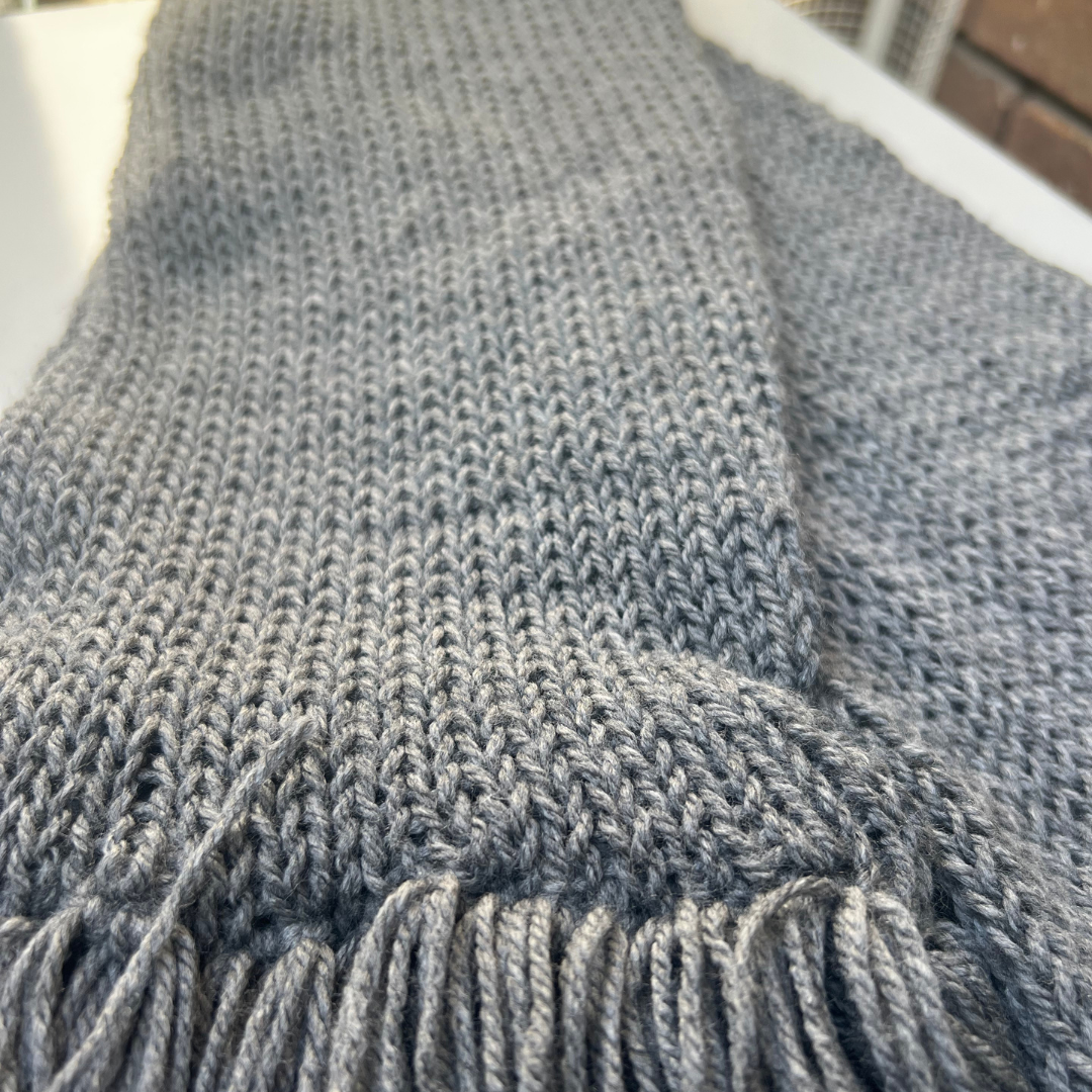 Sciarpa Lavorata a Maglia a Mano – Grigia con Frange