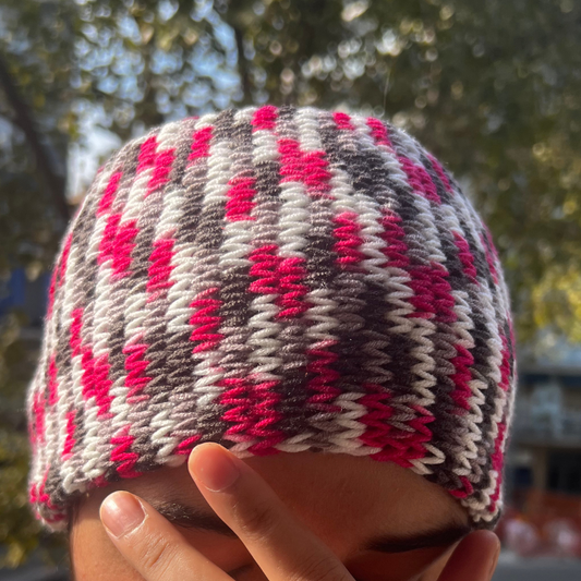 Mezza Cuffia Lavorata a Maglia – Fantasia a Quadri Magenta, Grigio e Bianco