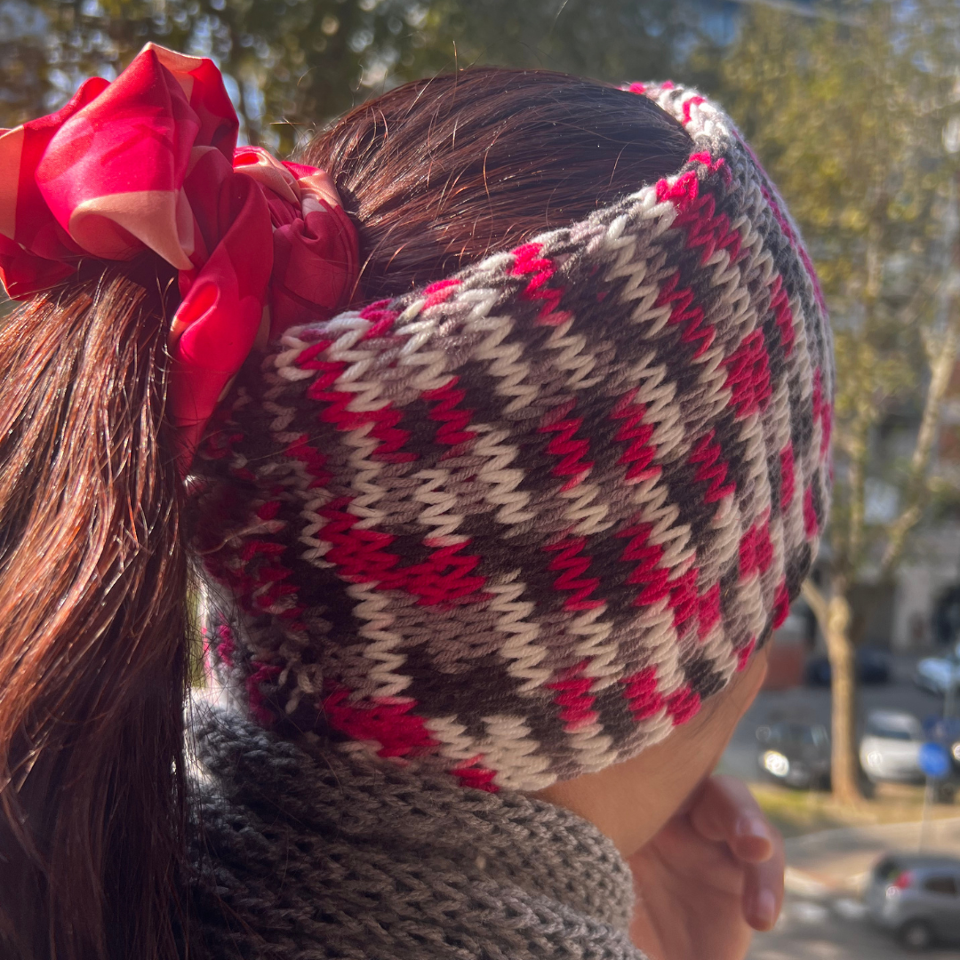 Mezza Cuffia Lavorata a Maglia – Fantasia a Quadri Magenta, Grigio e Bianco