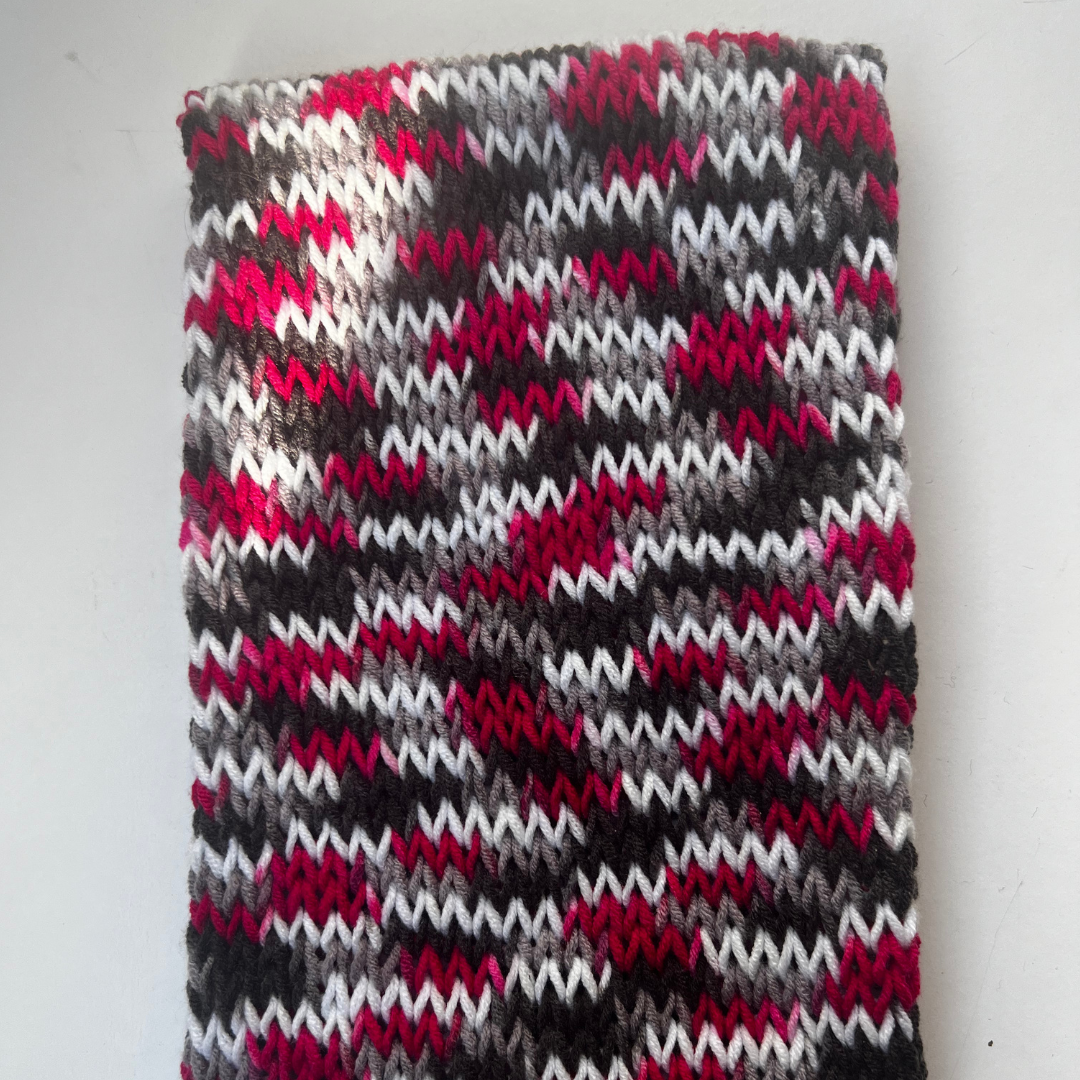 Mezza Cuffia Lavorata a Maglia – Fantasia a Quadri Magenta, Grigio e Bianco