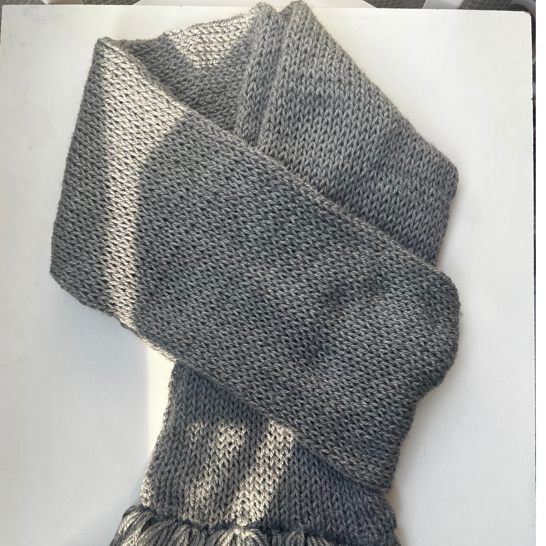 Sciarpa Lavorata a Maglia a Mano – Grigia con Frange