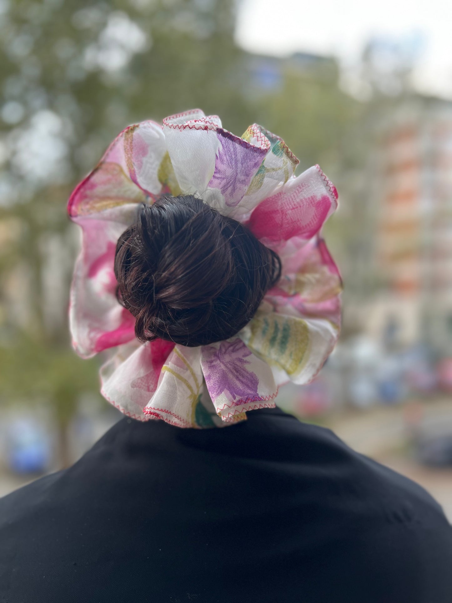 Scrunchie in Organza con Motivo Floreale e Bordi Ricamati
