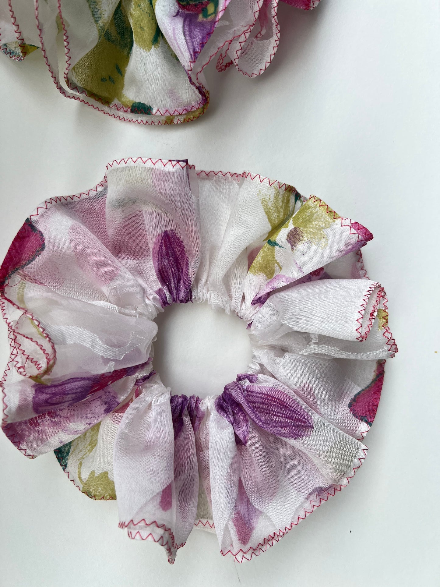 Scrunchie in Organza con Motivo Floreale e Bordi Ricamati