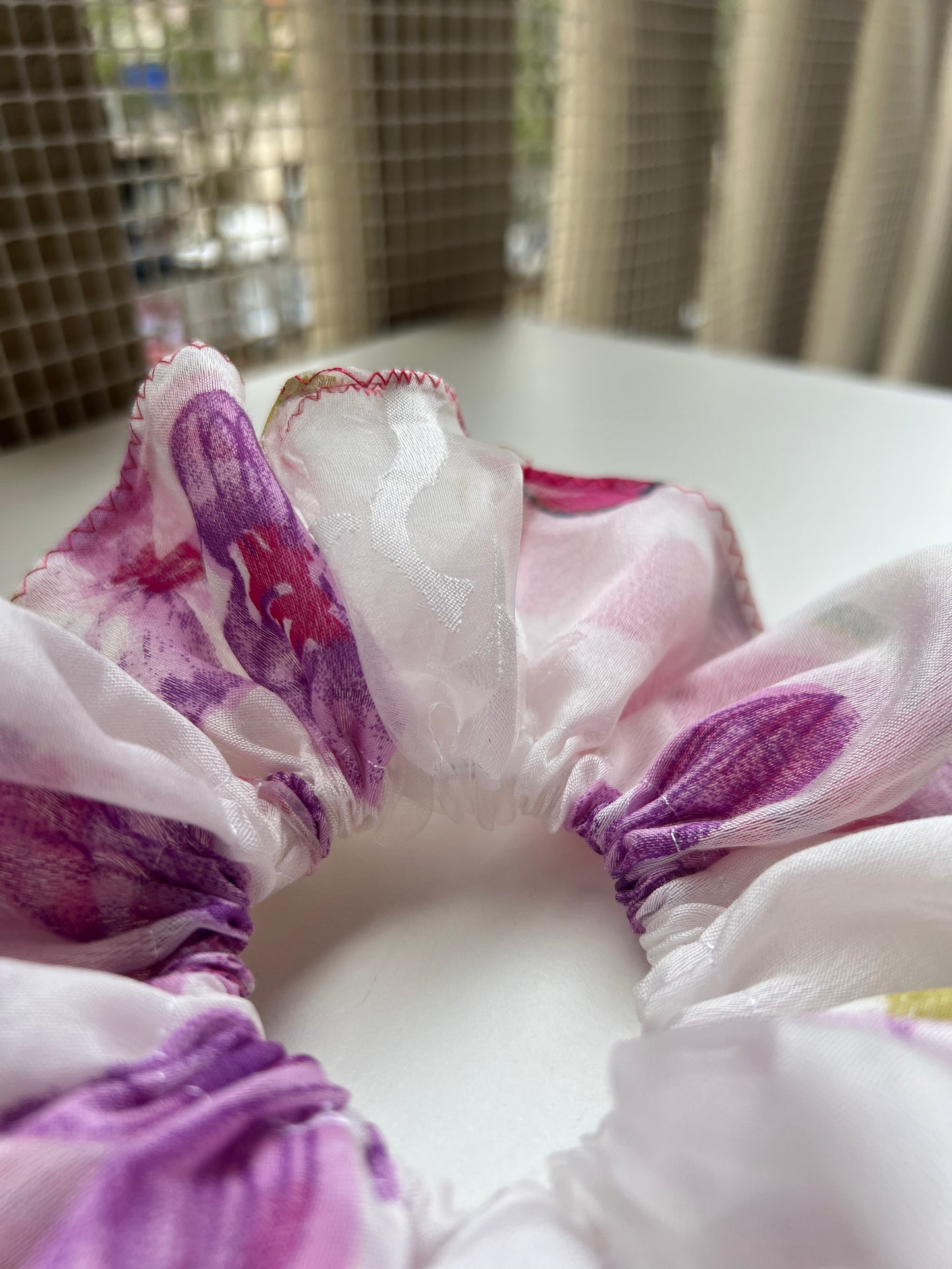 Scrunchie in Organza con Motivo Floreale e Bordi Ricamati