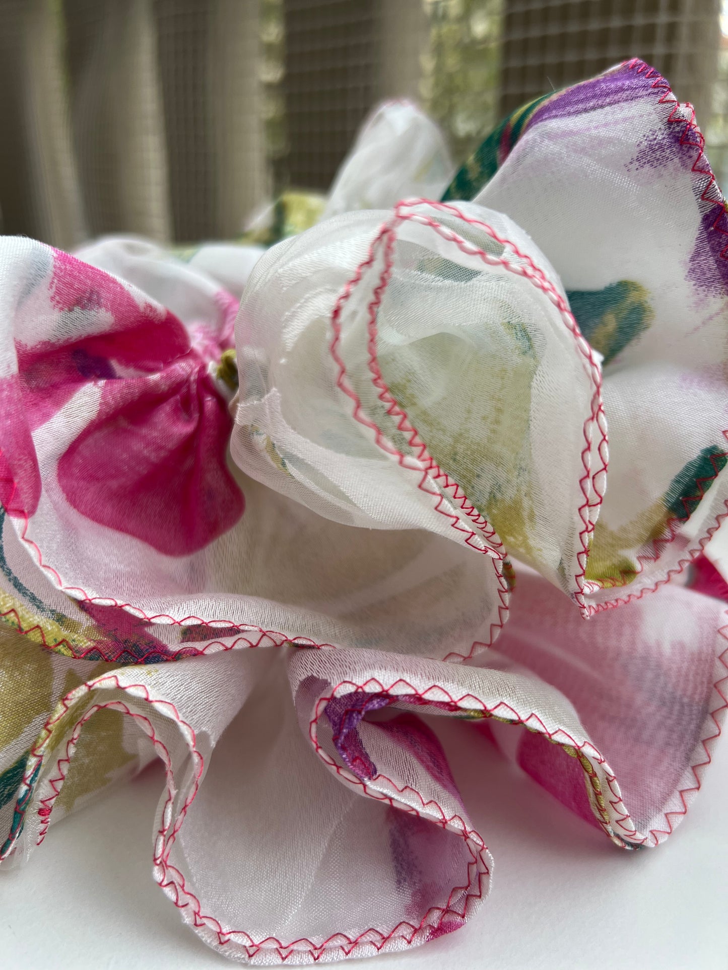 Scrunchie in Organza con Motivo Floreale e Bordi Ricamati