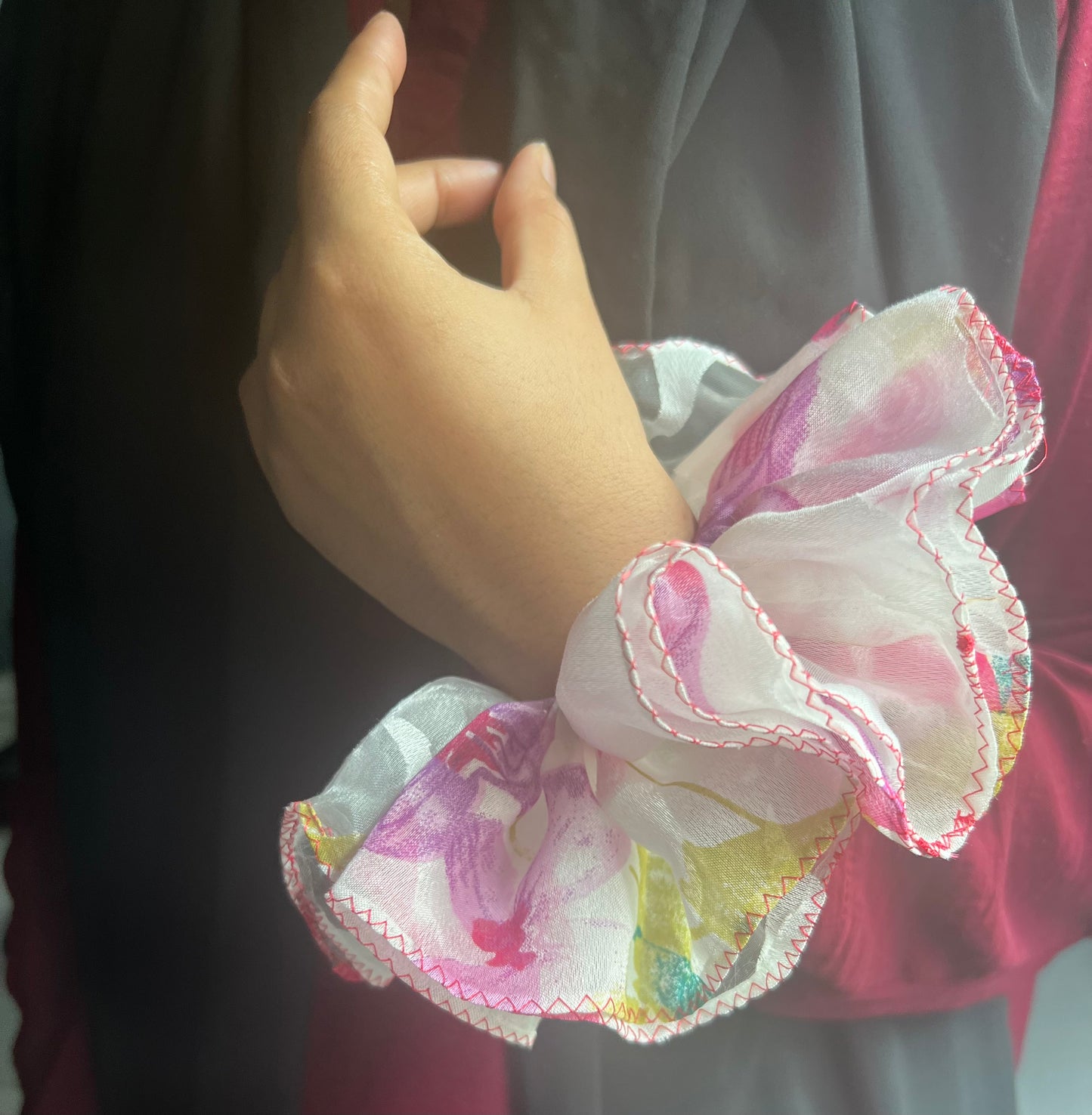 Scrunchie in Organza con Motivo Floreale e Bordi Ricamati
