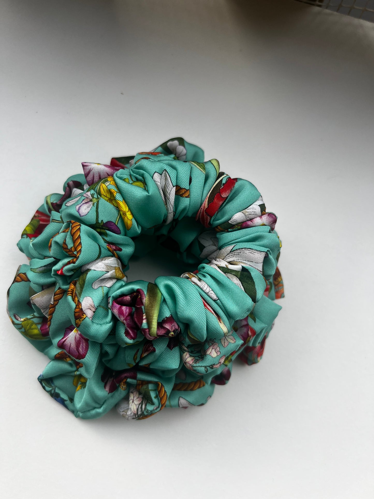 Scrunchie in seta turchese con stampa floreale e uccelli
