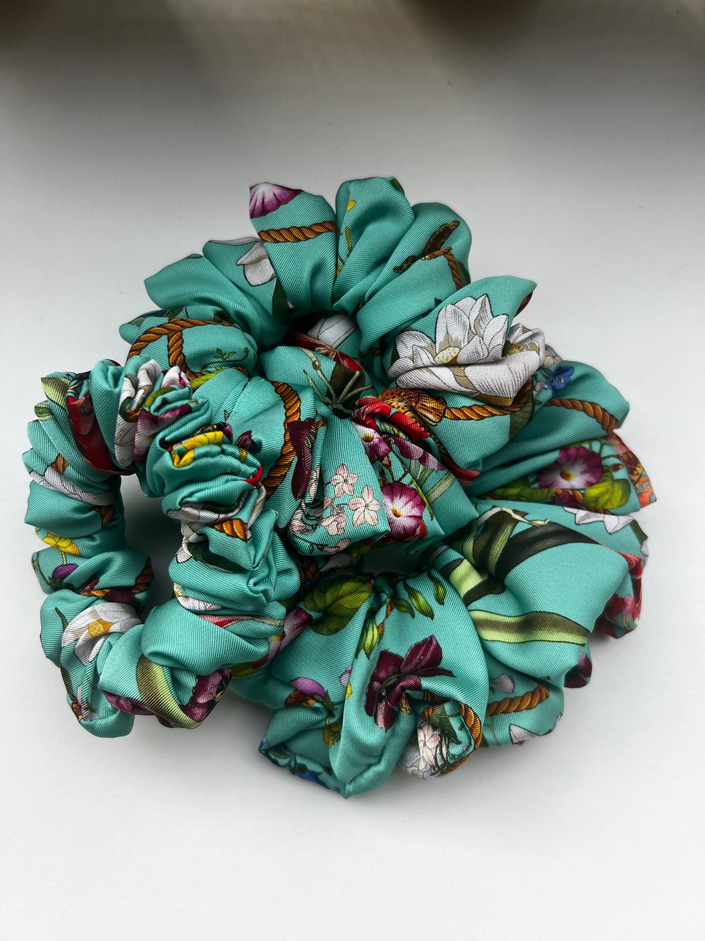 Scrunchie in seta turchese con stampa floreale e uccelli