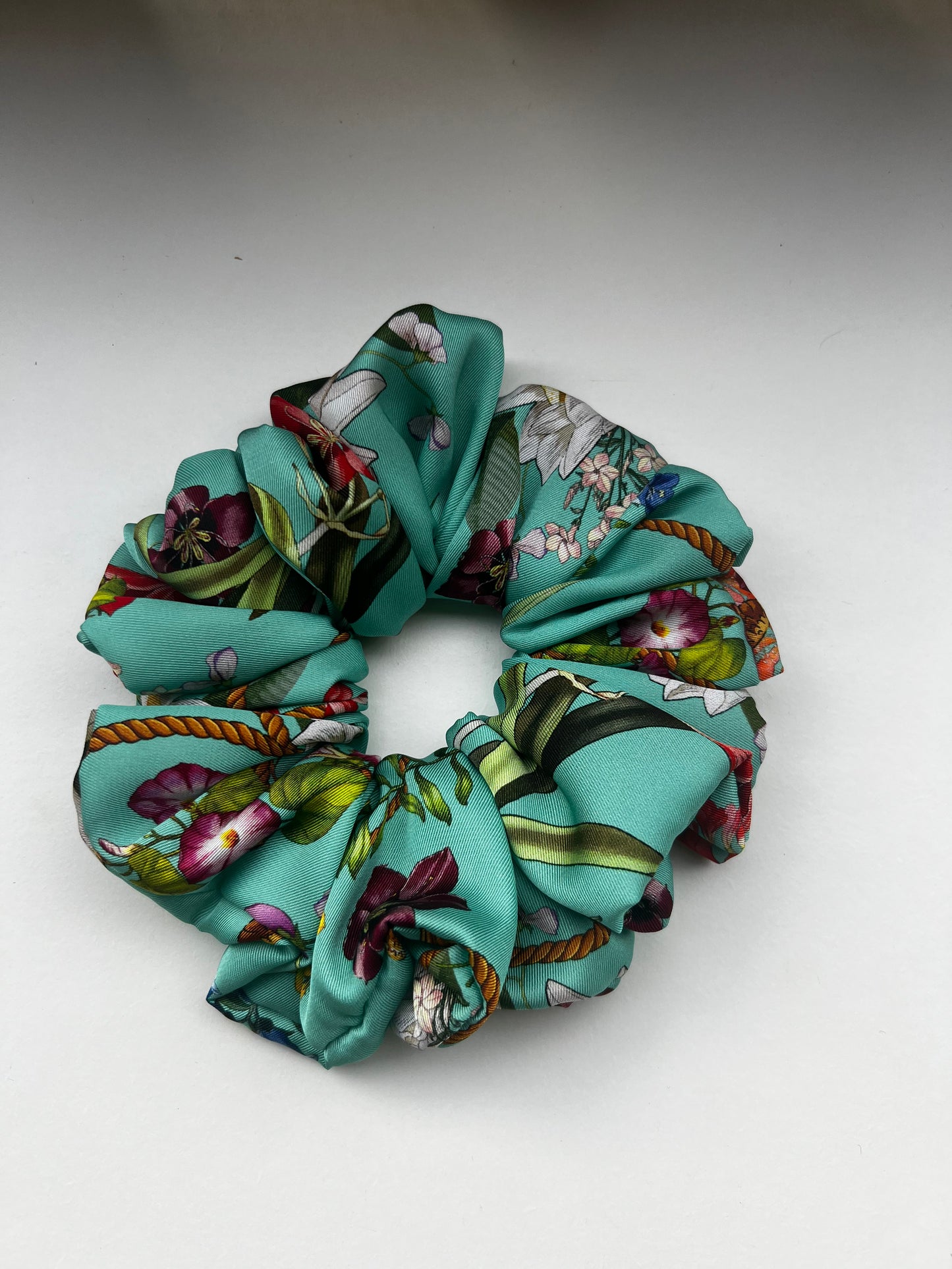 Scrunchie in seta turchese con stampa floreale e uccelli