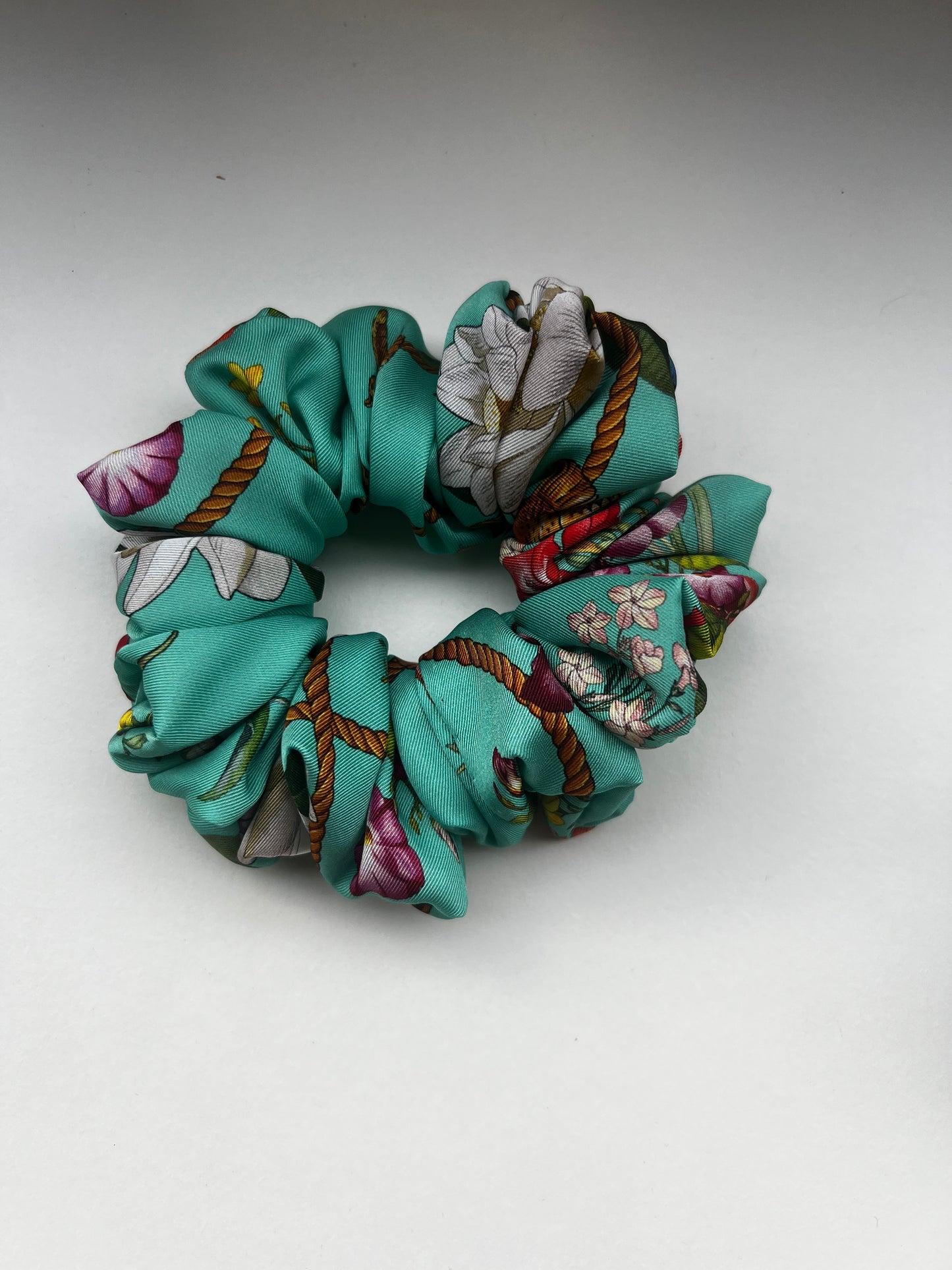 Scrunchie in seta turchese con stampa floreale e uccelli