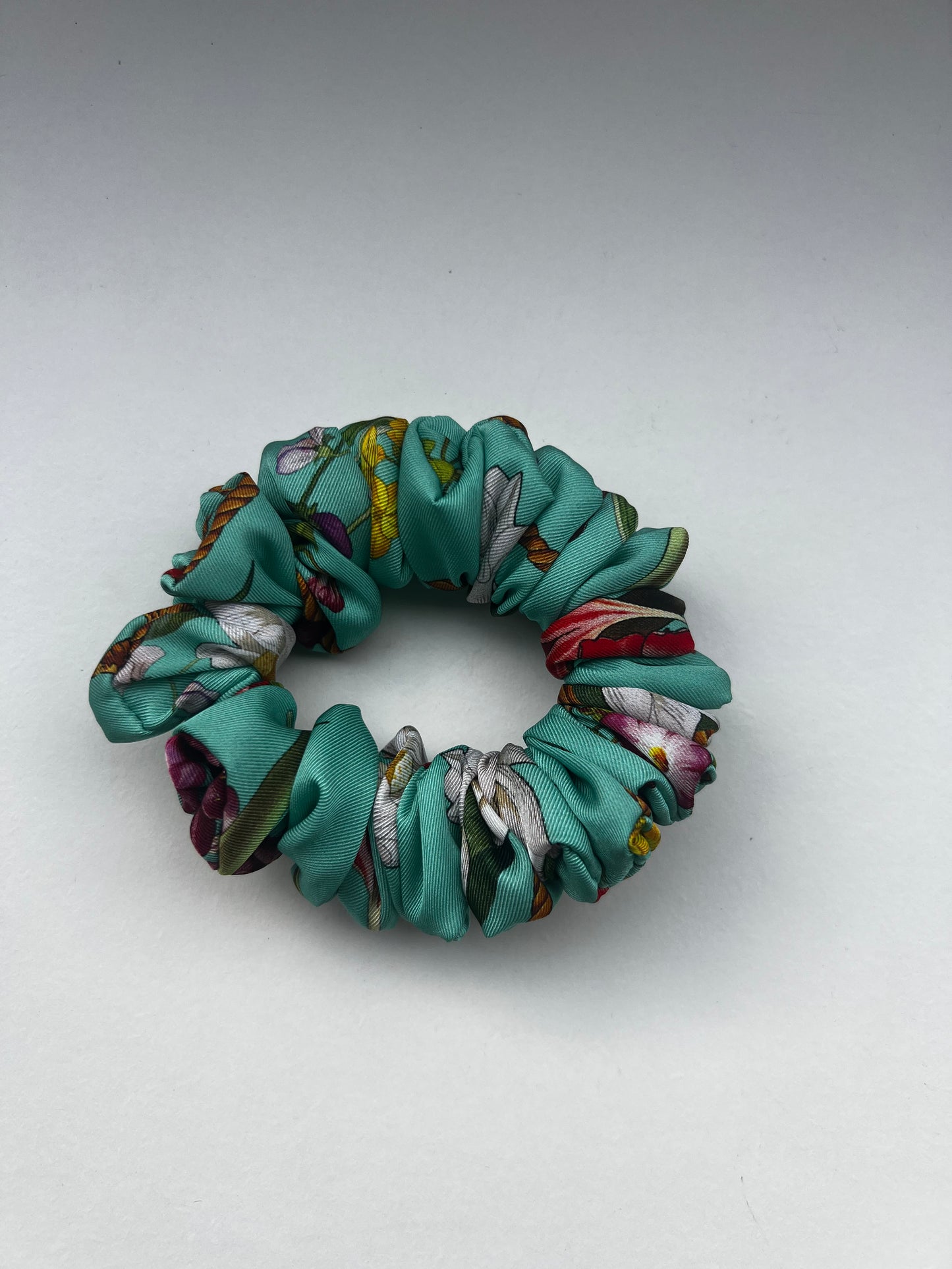 Scrunchie in seta turchese con stampa floreale e uccelli