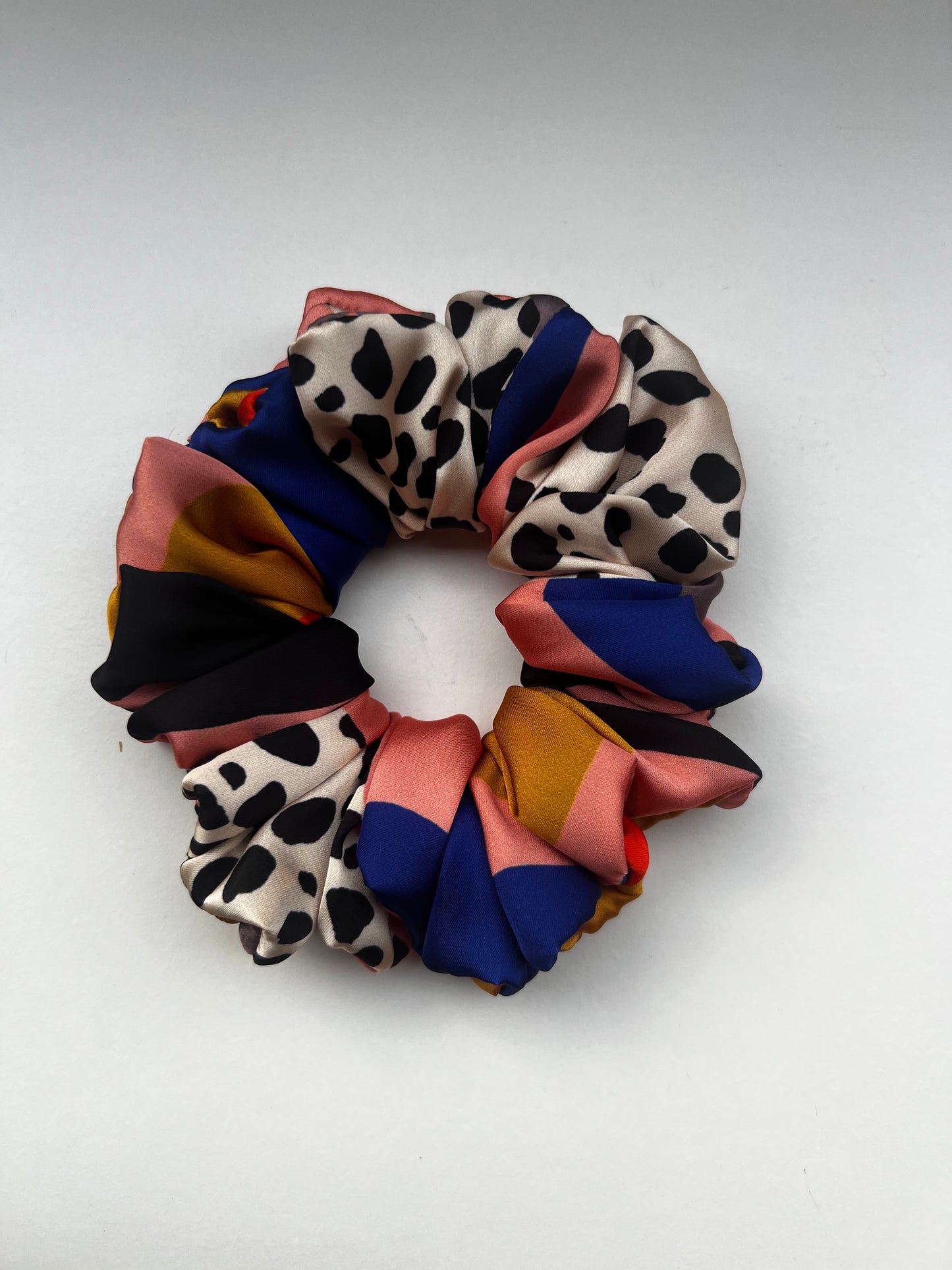 Scrunchie in seta a stampa astratta – Design moderno multicolore