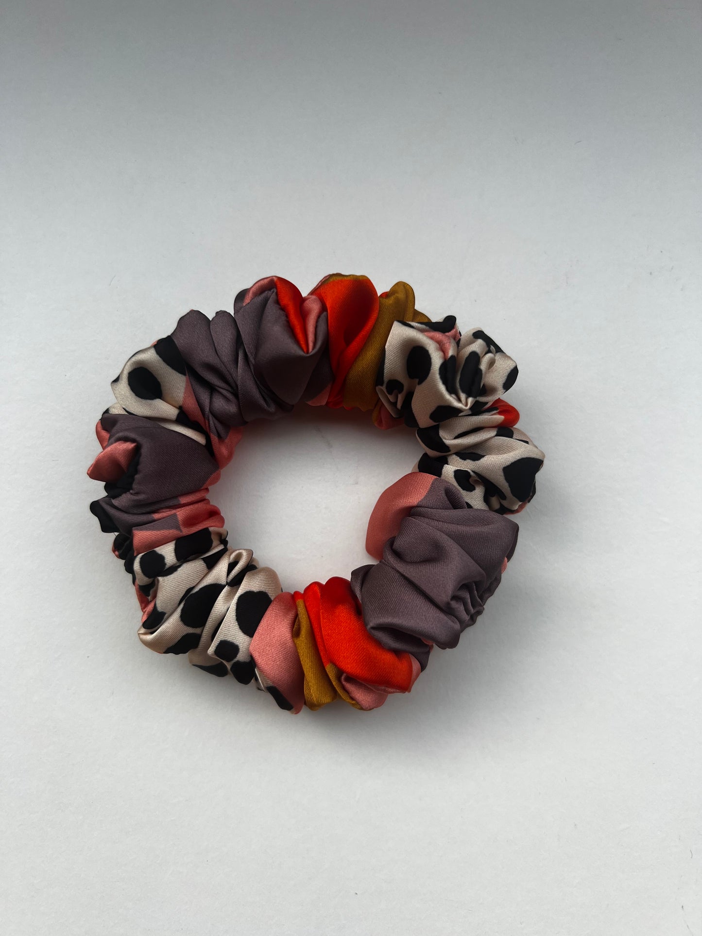 Scrunchie in seta a stampa astratta – Design moderno multicolore