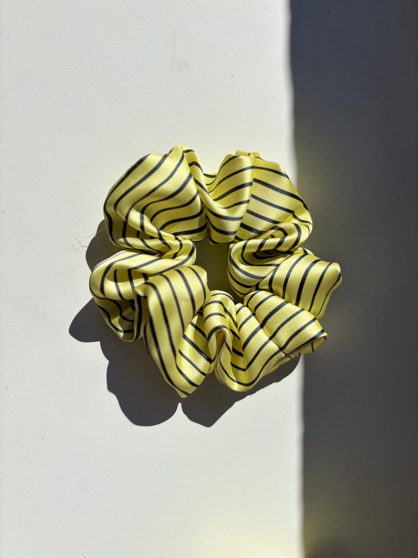 Scrunchie Sunny Stripes – Giallo con Righe Nere