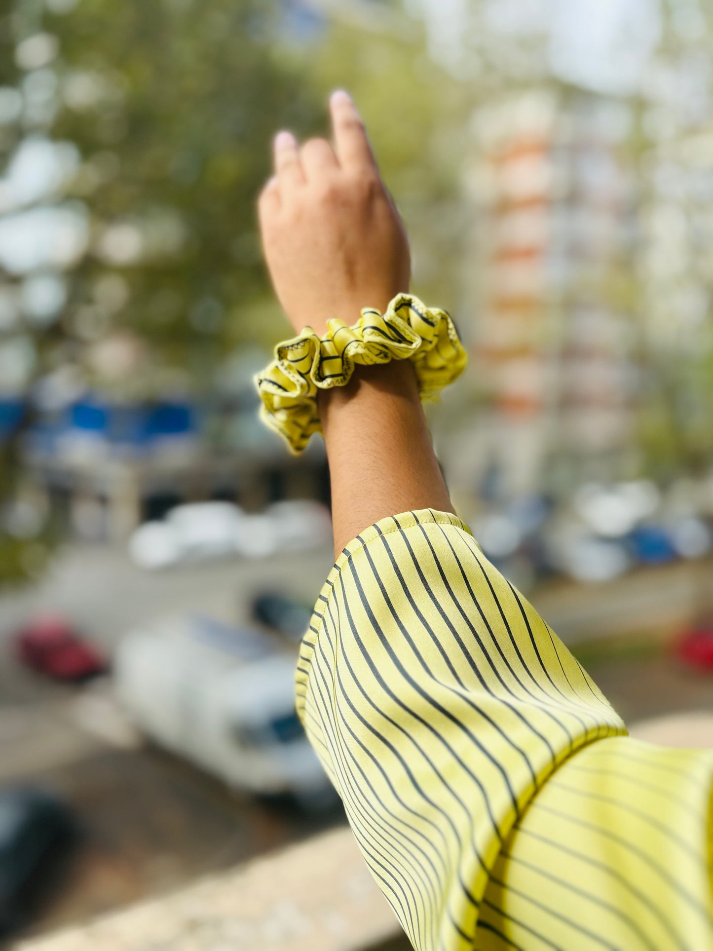 Scrunchie Sunny Stripes – Giallo con Righe Nere