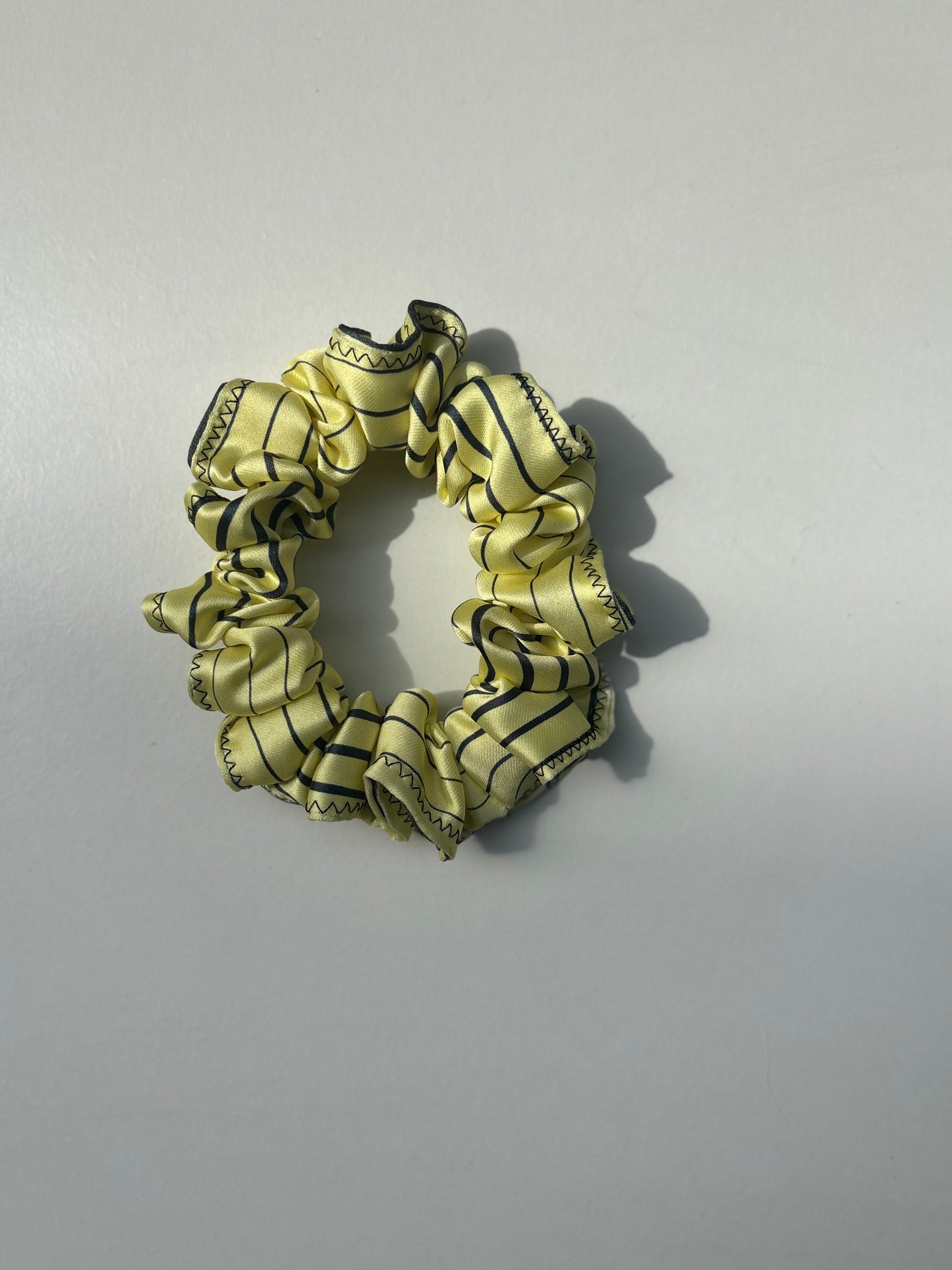 Scrunchie Sunny Stripes – Giallo con Righe Nere