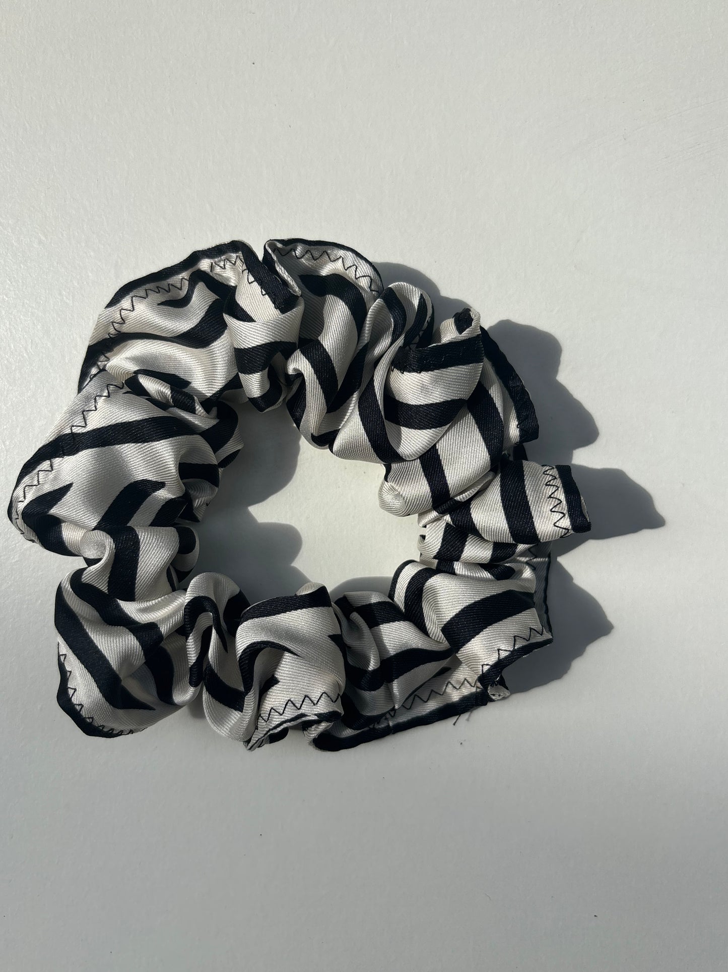Scrunchie in seta fantasia in zebra