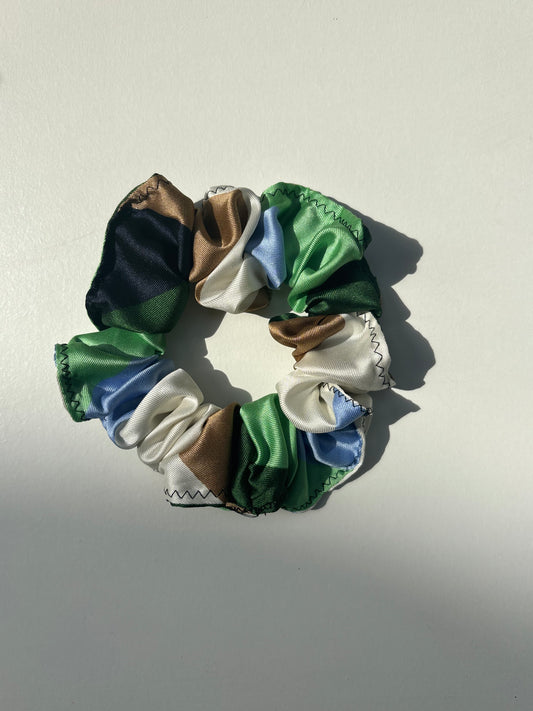 Scrunchie in Raso Multicolore – Eleganza Naturale