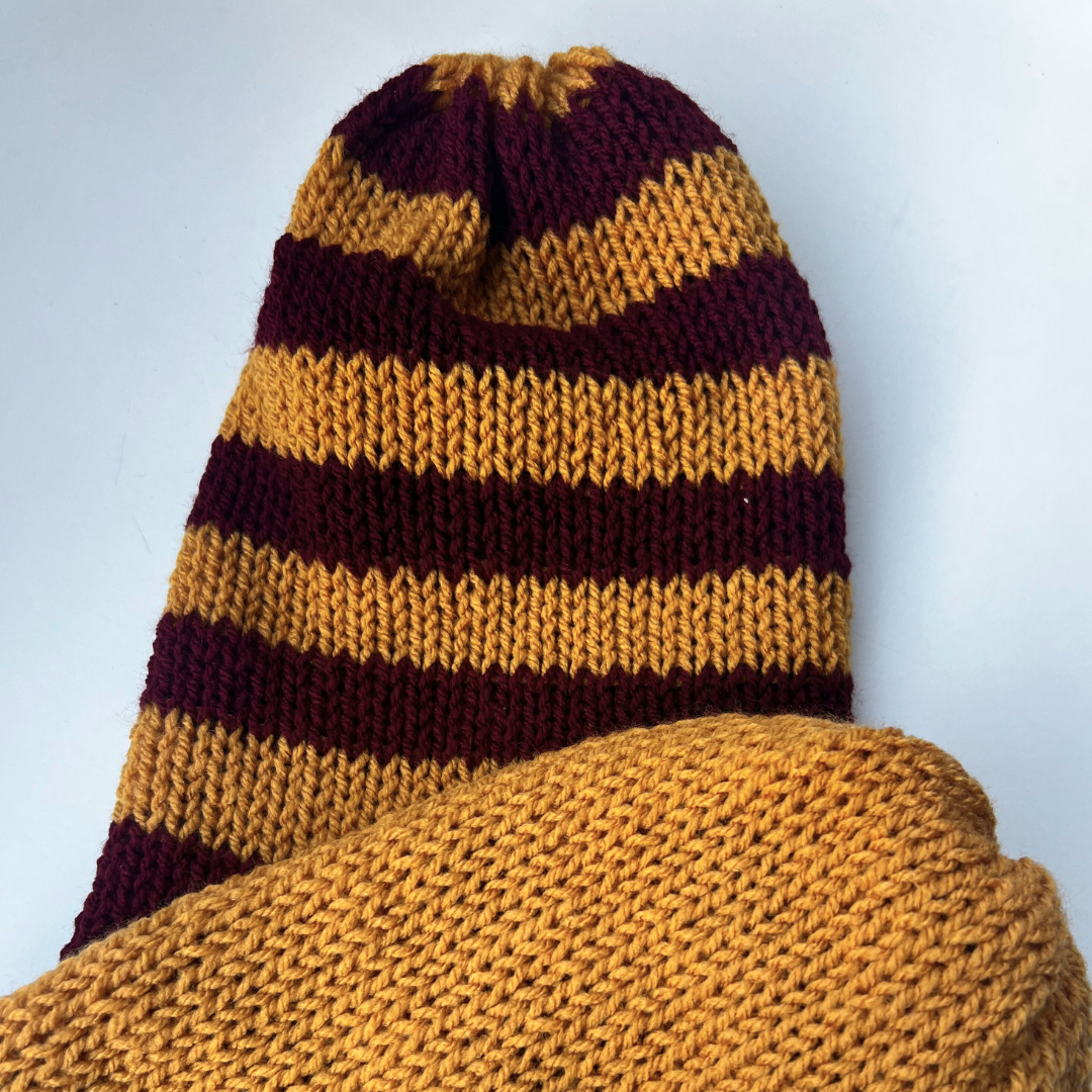 Berretto a Maglia a Righe Reversibile – Magenta Scuro & Arancione Grigio