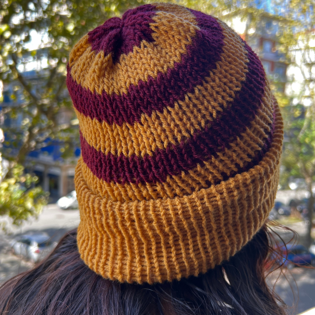 Berretto a Maglia a Righe Reversibile – Magenta Scuro & Arancione Grigio