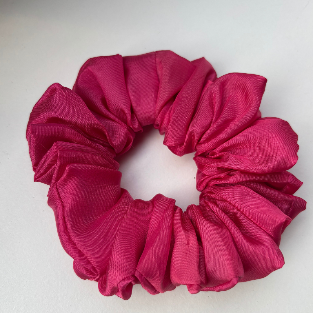 Scrunchie in Raso Rosa Shocking -Accessorio per Capelli    Morbido e alla Moda