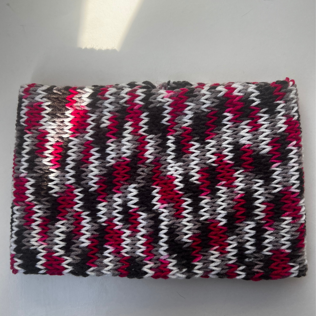 Mezza Cuffia Lavorata a Maglia – Fantasia a Quadri Magenta, Grigio e Bianco