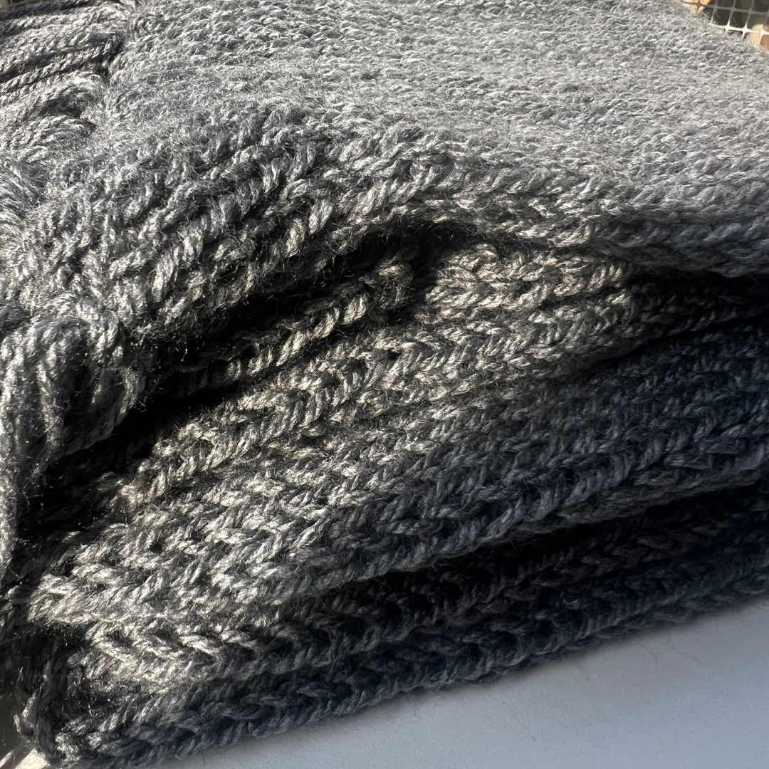 Sciarpa Lavorata a Maglia a Mano – Grigia con Frange