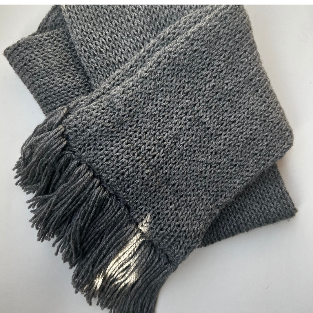 Sciarpa Lavorata a Maglia a Mano – Grigia con Frange